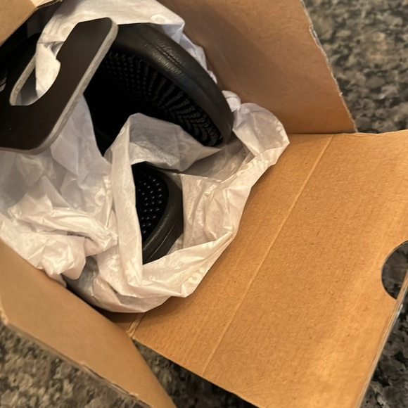 Adidas men’s adissage slides NIB 12 - Picture 7 of 8